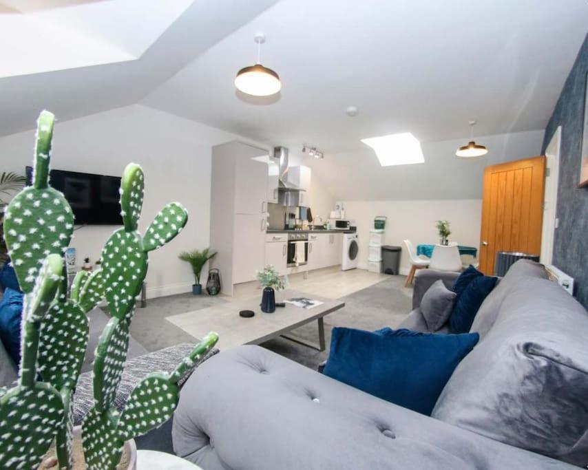 Luxe Living Guest House-Sleeps 6 -Family Friendly-Private Parking-Wifi-City-Beach Swansea Zewnętrze zdjęcie