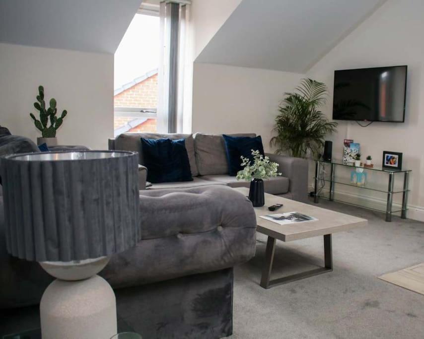 Luxe Living Guest House-Sleeps 6 -Family Friendly-Private Parking-Wifi-City-Beach Swansea Zewnętrze zdjęcie