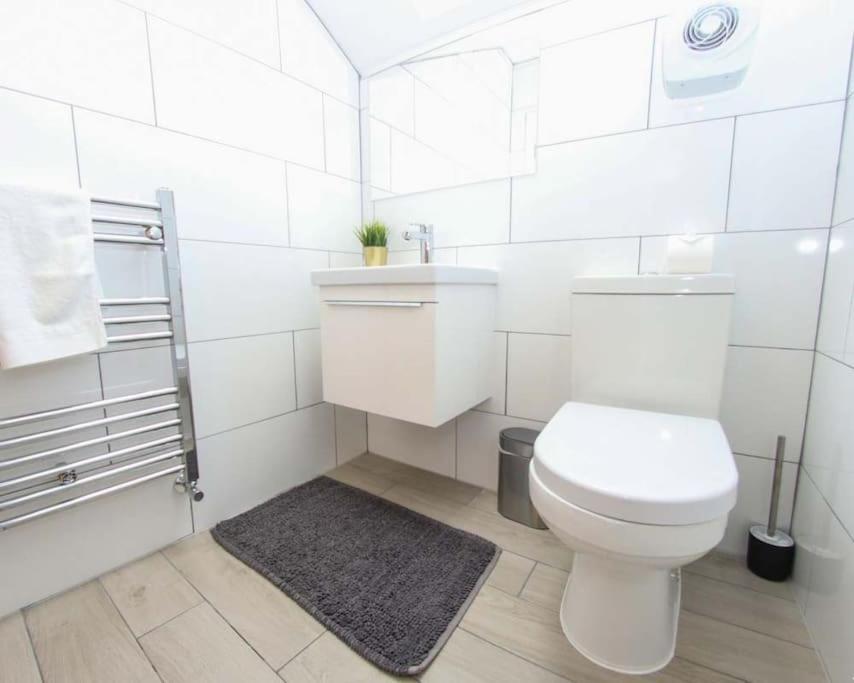 Luxe Living Guest House-Sleeps 6 -Family Friendly-Private Parking-Wifi-City-Beach Swansea Zewnętrze zdjęcie