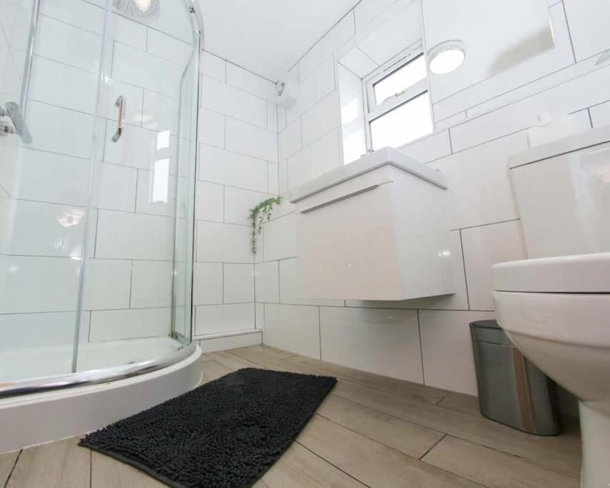 Luxe Living Guest House-Sleeps 6 -Family Friendly-Private Parking-Wifi-City-Beach Swansea Zewnętrze zdjęcie