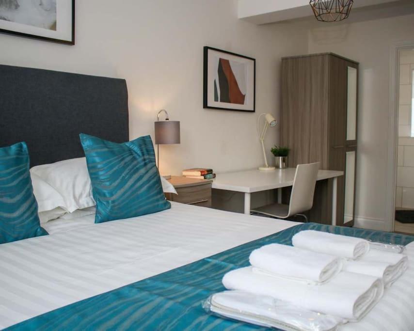 Luxe Living Guest House-Sleeps 6 -Family Friendly-Private Parking-Wifi-City-Beach Swansea Zewnętrze zdjęcie